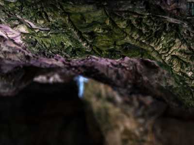 Intorno la vista � tetra ma molto suggestiva. Possiamo ammirare le varie sfumature di colori della pietra, dal verde al viola e...
